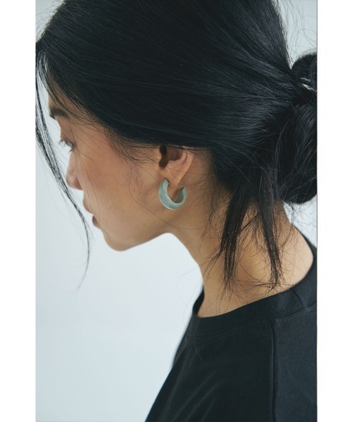 marjour(マージュール)の「WOOD HOOP PIERCE(ピアス(両耳用)・レディース・アイボリー/ブルー・FREE)」の6枚目の写真