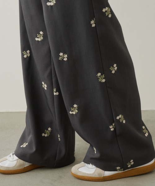 Unitage(ユニテージ)の「フラワー刺繍イージーパンツ(その他パンツ・レディース・ベージュ/チャコールグレー・FREE)」の2枚目の写真