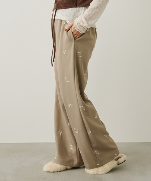 フラワー刺繍イージーパンツ（その他パンツ）｜Unitage（ユニテージ