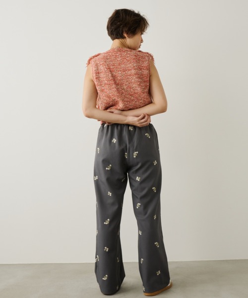 Unitage(ユニテージ)の「フラワー刺繍イージーパンツ(その他パンツ・レディース・ベージュ/チャコールグレー・FREE)」の8枚目の写真