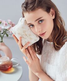 Maison de FLEUR（メゾンドフルール）の「ローズプリントティッシュケース（ポーチ）」