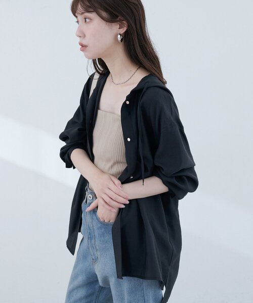 natural couture(ナチュラルクチュール)の「【sherbet line】接触冷感 フーデッド羽織シャツ(シャツ/ブラウス・レディース・ブラック/サックスブルー/グレー/オフホワイト・FREE)」の2枚目の写真