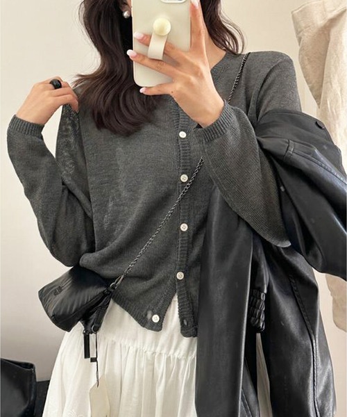 Chiina(チーナ)の「Chiina / シアークルーネック カーディガン(カーディガン/ボレロ・レディース・ブルー/チャコールグレー/イエロー/ライトグリーン/ホワイト/グレー/ブラック・FREE)」の4枚目の写真