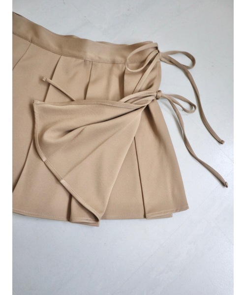 JUMELLE(ジュメロ)の「wrap pleats skirt(スカート・レディース・グレー/ベージュ・MEDIUM)」の4枚目の写真