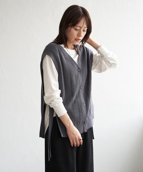 ikka(イッカ)の「綿混サイドリボンニットベスト(ベスト・レディース・ベージュ/チャコールグレー/ネイビー/グリーン・L/M/S)」の2枚目の写真