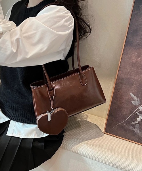 pumpkin port(パンプキンポート)の「BIGハートチャーム付 横長 スクエア ボストンBAG(ボストンバッグ・レディース・レッド/ブラウン/アイボリー/ブラック・FREE)」の1枚目の写真