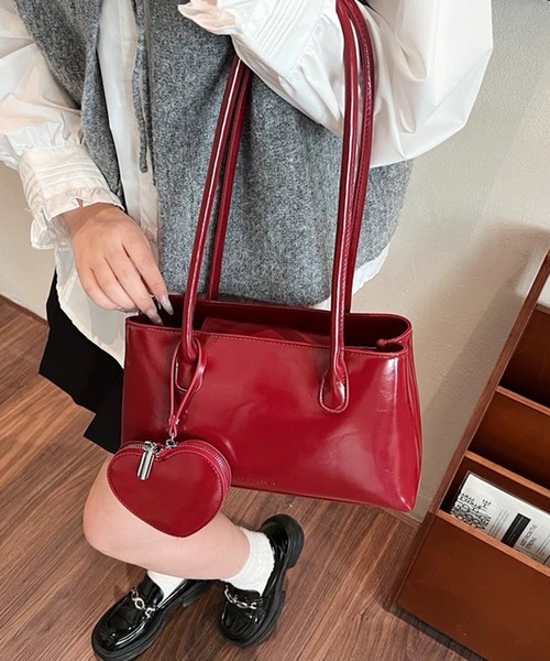 pumpkin port(パンプキンポート)の「BIGハートチャーム付 横長 スクエア ボストンBAG(ボストンバッグ・レディース・レッド/ブラウン/アイボリー/ブラック・FREE)」の2枚目の写真