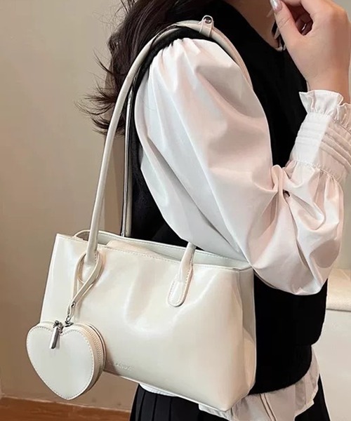 pumpkin port(パンプキンポート)の「BIGハートチャーム付 横長 スクエア ボストンBAG(ボストンバッグ・レディース・レッド/ブラウン/アイボリー/ブラック・FREE)」の3枚目の写真