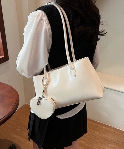 pumpkin port(パンプキンポート)の「BIGハートチャーム付 横長 スクエア ボストンBAG(ボストンバッグ・レディース・レッド/ブラウン/アイボリー/ブラック・FREE)」の9枚目の写真