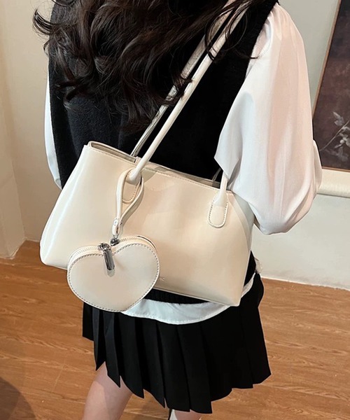 pumpkin port(パンプキンポート)の「BIGハートチャーム付 横長 スクエア ボストンBAG(ボストンバッグ・レディース・レッド/ブラウン/アイボリー/ブラック・FREE)」の10枚目の写真