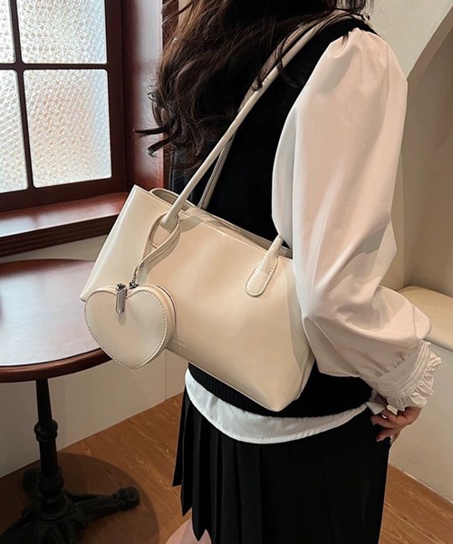 pumpkin port(パンプキンポート)の「BIGハートチャーム付 横長 スクエア ボストンBAG(ボストンバッグ・レディース・レッド/ブラウン/アイボリー/ブラック・FREE)」の11枚目の写真