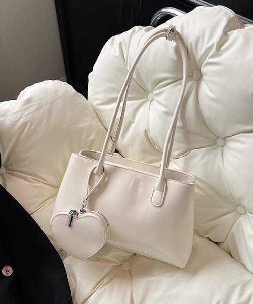 pumpkin port(パンプキンポート)の「BIGハートチャーム付 横長 スクエア ボストンBAG(ボストンバッグ・レディース・レッド/ブラウン/アイボリー/ブラック・FREE)」の12枚目の写真