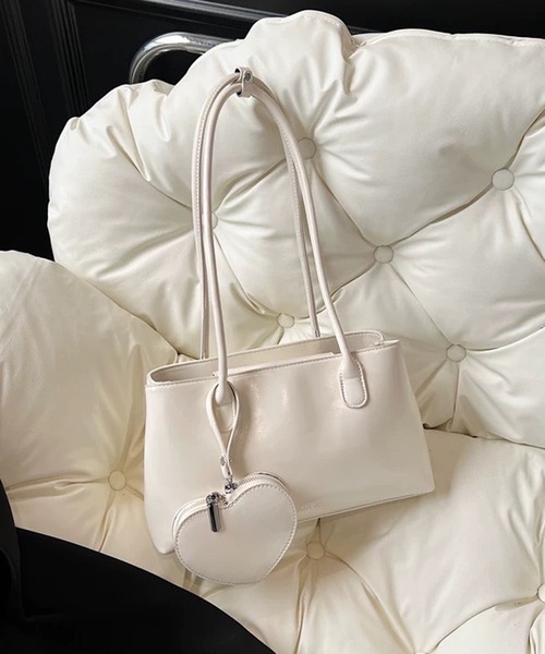 pumpkin port(パンプキンポート)の「BIGハートチャーム付 横長 スクエア ボストンBAG(ボストンバッグ・レディース・レッド/ブラウン/アイボリー/ブラック・FREE)」の13枚目の写真