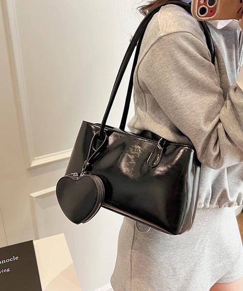 pumpkin port(パンプキンポート)の「BIGハートチャーム付 横長 スクエア ボストンBAG(ボストンバッグ・レディース・レッド/ブラウン/アイボリー/ブラック・FREE)」の15枚目の写真