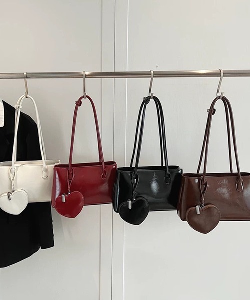 pumpkin port(パンプキンポート)の「BIGハートチャーム付 横長 スクエア ボストンBAG(ボストンバッグ・レディース・レッド/ブラウン/アイボリー/ブラック・FREE)」の8枚目の写真