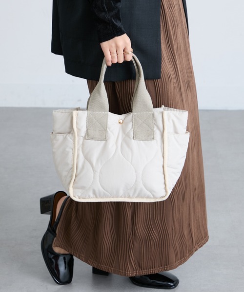 A by MAGASIN DE MODE(エーバイマガジンデモード)の「【A By MAGASIN DE MODE】キルトプチトート SNBD(トートバッグ・レディース・アイボリー/ブラック/チャコールグレー/ベージュ・FREE)」の6枚目の写真
