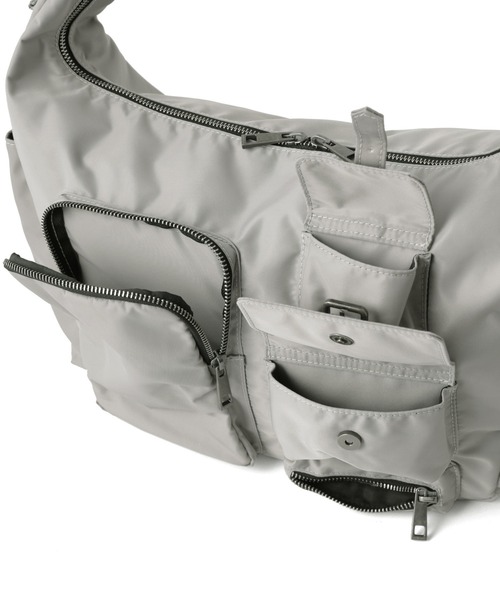 X-girl（エックスガール）の「MULTI POCKET SHOULDER BAG（ショルダーバッグ・レディース・グレー/ブラック・ONE SIZE）」の8枚目の写真