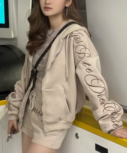 セール】Y2Kロゴデザインジップフーディ／ストリートガール