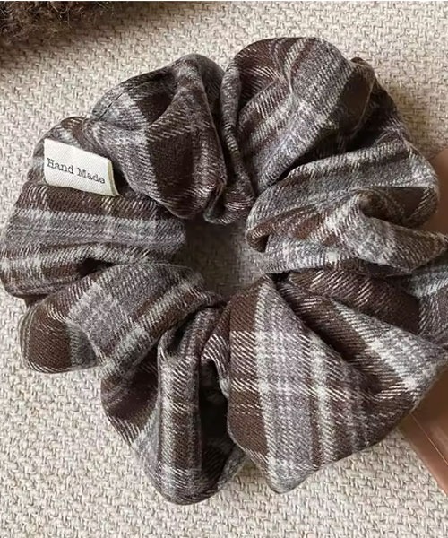 TONE SELECT GOODS（トーンセレクトグッズ）の「【urge select】チェック柄 シンプル シュシュ【6色展開】（シュシュ・レディース・ブラウン/バーガンディー/グリーン/ブラック/アッシュブラウン/レッドパープル・FREE）」の2枚目の写真