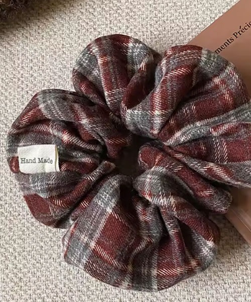 TONE SELECT GOODS（トーンセレクトグッズ）の「【urge select】チェック柄 シンプル シュシュ【6色展開】（シュシュ・レディース・ブラウン/バーガンディー/グリーン/ブラック/アッシュブラウン/レッドパープル・FREE）」の6枚目の写真