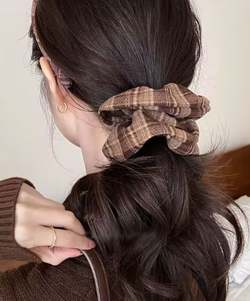 TONE SELECT GOODS（トーンセレクトグッズ）の「【urge select】チェック柄 シンプル シュシュ【6色展開】（シュシュ・レディース・ブラウン/バーガンディー/グリーン/ブラック/アッシュブラウン/レッドパープル・FREE）」の3枚目の写真