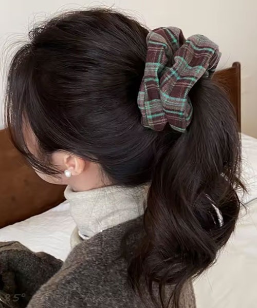 TONE SELECT GOODS（トーンセレクトグッズ）の「【urge select】チェック柄 シンプル シュシュ【6色展開】（シュシュ・レディース・ブラウン/バーガンディー/グリーン/ブラック/アッシュブラウン/レッドパープル・FREE）」の4枚目の写真