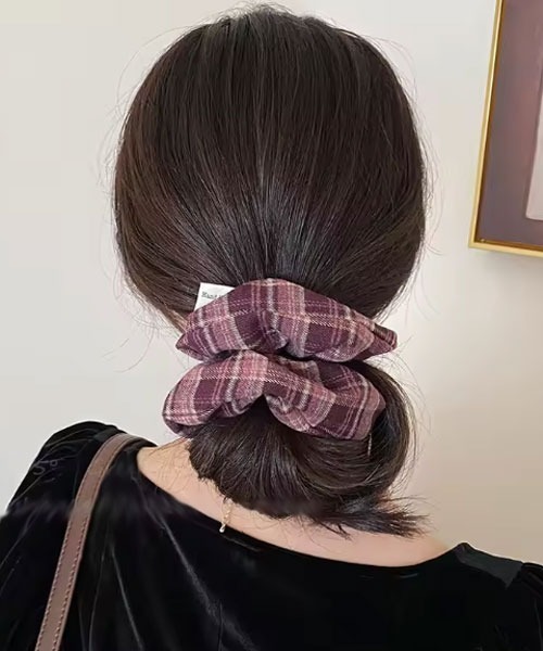 TONE SELECT GOODS（トーンセレクトグッズ）の「【urge select】チェック柄 シンプル シュシュ【6色展開】（シュシュ・レディース・ブラウン/バーガンディー/グリーン/ブラック/アッシュブラウン/レッドパープル・FREE）」の5枚目の写真