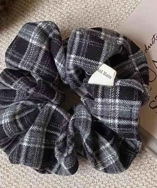 TONE SELECT GOODS（トーンセレクトグッズ）の「【urge select】チェック柄 シンプル シュシュ【6色展開】（シュシュ・レディース・ブラウン/バーガンディー/グリーン/ブラック/アッシュブラウン/レッドパープル・FREE）」の7枚目の写真