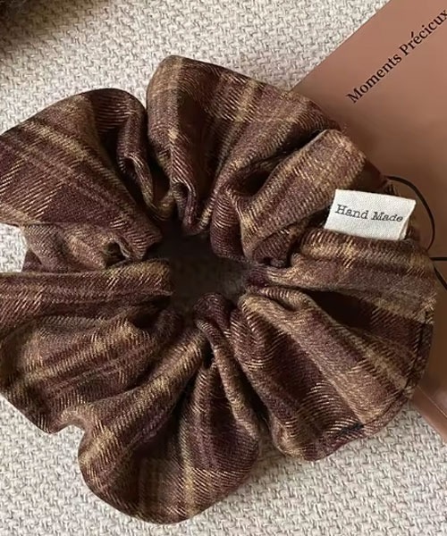 TONE SELECT GOODS（トーンセレクトグッズ）の「【urge select】チェック柄 シンプル シュシュ【6色展開】（シュシュ・レディース・ブラウン/バーガンディー/グリーン/ブラック/アッシュブラウン/レッドパープル・FREE）」の8枚目の写真