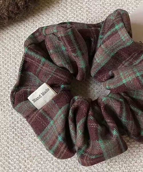 TONE SELECT GOODS（トーンセレクトグッズ）の「【urge select】チェック柄 シンプル シュシュ【6色展開】（シュシュ・レディース・ブラウン/バーガンディー/グリーン/ブラック/アッシュブラウン/レッドパープル・FREE）」の9枚目の写真