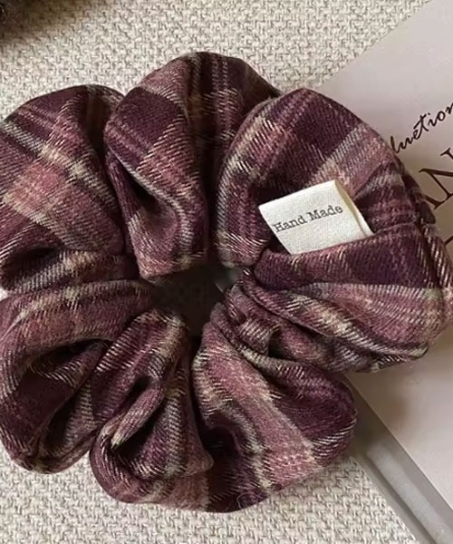 TONE SELECT GOODS（トーンセレクトグッズ）の「【urge select】チェック柄 シンプル シュシュ【6色展開】（シュシュ・レディース・ブラウン/バーガンディー/グリーン/ブラック/アッシュブラウン/レッドパープル・FREE）」の10枚目の写真