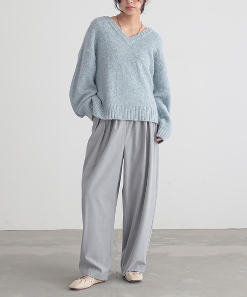 for/c(フォーシー)の「抜け感Vネックニットトップス【サスティナブル】(ニット/セーター・レディース・アイボリー/ブルー/グレー・LL/L/M)」の4枚目の写真
