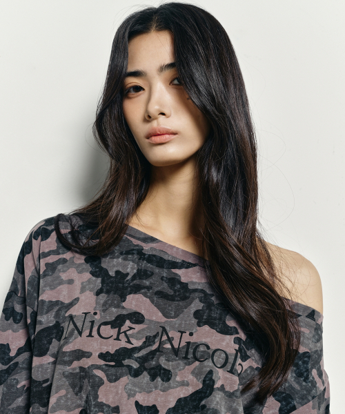 NICK&NICOLE(ニックアンドニコール)の「NICOLE ONE SHOULDER LAYERED CAMO LOGO LS TOP_CAMO(Tシャツ/カットソー・レディース・その他・FREE)」の3枚目の写真