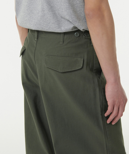 MUSINSA STANDARD（ムシンサスタンダード）の「ホワイトサテンパラシュートパンツ[カーキ]（その他パンツ・メンズ・その他・34/36/38/40/42/26/27/28/29/30/31/32/33）」の6枚目の写真