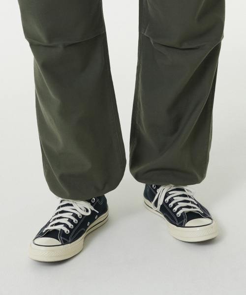 MUSINSA STANDARD（ムシンサスタンダード）の「ホワイトサテンパラシュートパンツ[カーキ]（その他パンツ・メンズ・その他・34/36/38/40/42/26/27/28/29/30/31/32/33）」の10枚目の写真