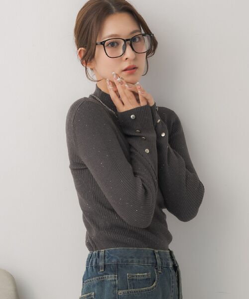RETRO GIRL（レトロガール）の「【WEB限定カラー追加】スパンコールリブハイネックNT（ニット/セーター・レディース・ブラック/ブルー/チャコールグレー/ナチュラル/レッド/ホワイト系その他・FREE）」の22枚目の写真