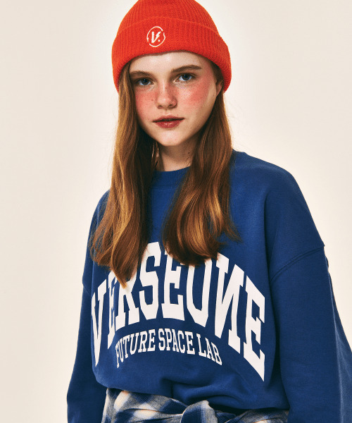VERSE ONE(バースワン)の「ARCH LOGO CREWNECK SWEATSHIRTS INDIGO BLUE(スウェット・レディース・その他・LARGE/MEDIUM/SMALL)」の3枚目の写真
