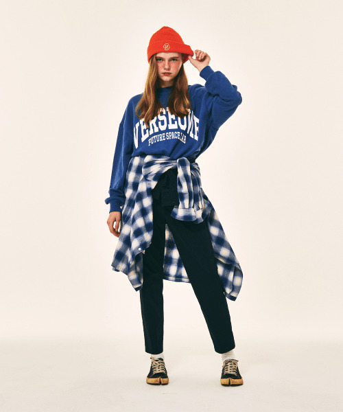 VERSE ONE(バースワン)の「ARCH LOGO CREWNECK SWEATSHIRTS INDIGO BLUE(スウェット・レディース・その他・LARGE/MEDIUM/SMALL)」の5枚目の写真