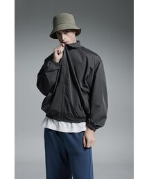 APOSTROPHE COMMA（アポストロフィコンマ）の「カラーブルゾンウィンドブレーカージップアップジャケット（ダークグレー）（MA-1）」