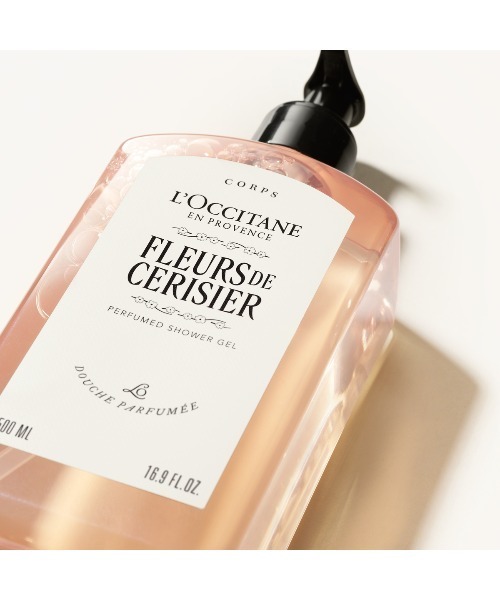 L'OCCITANE（ロクシタン）の「フルールドスリジエサクラ[チェリーブロッサム] パフュームド シャワージェル 500mL 大容量 本体 ボディソープ（石鹸/ボディソープ・レディース・その他・FREE）」の2枚目の写真