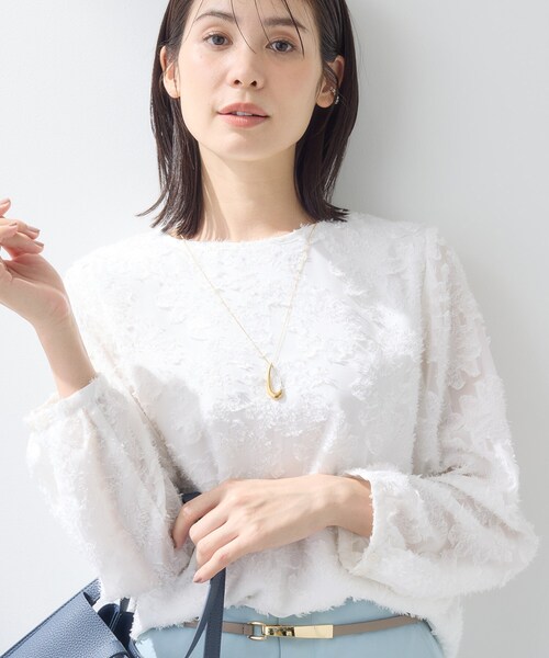 INDIVI(インディヴィ)の「【華やか/大人シアー/セレモニー】カットフリンジブラウス(シャツ/ブラウス・レディース・ホワイト/ネイビー・05/15 /13/19/38/34)」の2枚目の写真