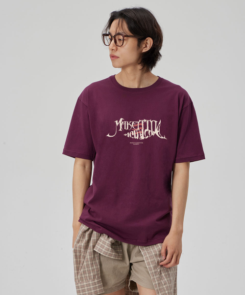 MAKEITTO（メイキット）の「[FISH LETTERING] CREW NECK TEE_WINE（Tシャツ/カットソー・メンズ・その他・M/L/XL/XXL）」の3枚目の写真