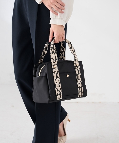 a.v.v（アーヴェヴェ）の「【2WAY】10ポケットバッグ（ショルダーバッグ・レディース・ブラウン/ベージュ/ブラック・38）」の2枚目の写真