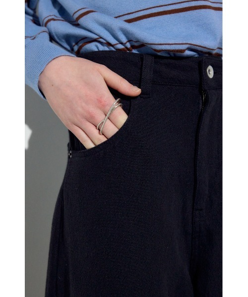 AZUL by moussy（アズールバイマウジー）の「【身長/骨格別着用画像あり】コットンリネンカーブワイドパンツ　春服　秋服　ルーズシルエット　体系カバー（スラックス・レディース・ブラック/ベージュ/アイボリー・MEDIUM/SMALL）」の18枚目の写真