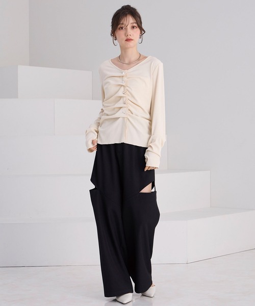 Elishe(エリシェ)の「フロントタックボタントップス(Tシャツ/カットソー・レディース・アイボリー/ブラック・FREE)」の7枚目の写真