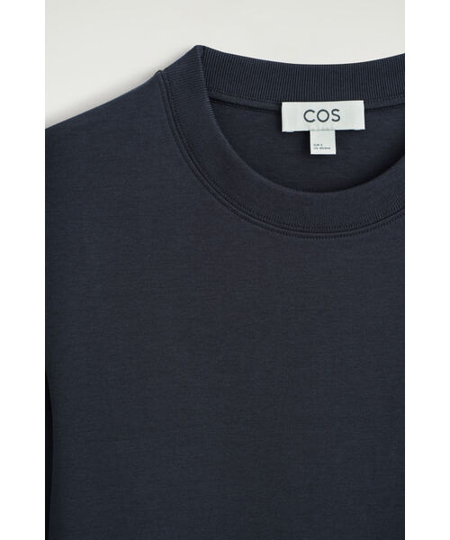 COS(コス)の「クリーンカットの長袖Tシャツ(Tシャツ/カットソー・レディース・レッド系その他/ネイビー/パープル/ブラウン系その他・L/XL/XS/S/M)」の16枚目の写真