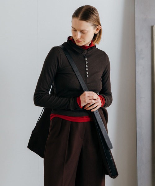 CREDONA(クレドナ)の「HENRY HIGH NECK TOPS/ヘンリーハイネックトップス(Tシャツ/カットソー・レディース・レッド/ホワイト/ブラック/チャコールグレー/ブラウン・FREE)」の4枚目の写真