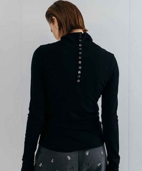 CREDONA(クレドナ)の「HENRY HIGH NECK TOPS/ヘンリーハイネックトップス(Tシャツ/カットソー・レディース・レッド/ホワイト/ブラック/チャコールグレー/ブラウン・FREE)」の2枚目の写真