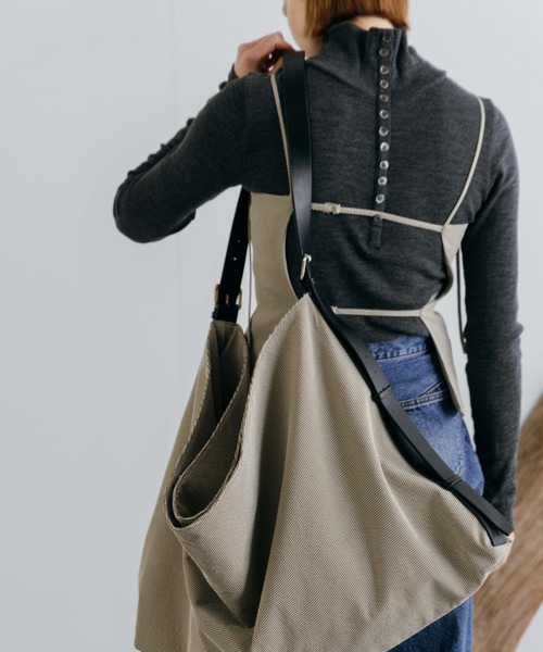 CREDONA(クレドナ)の「HENRY HIGH NECK TOPS/ヘンリーハイネックトップス(Tシャツ/カットソー・レディース・レッド/ホワイト/ブラック/チャコールグレー/ブラウン・FREE)」の19枚目の写真