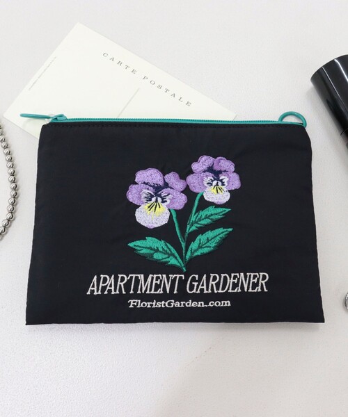 fredy emue（フレディエミュ）の「【JOli JOli/ジョリジョリ】刺しゅうフラットポーチ（ポーチ・レディース・ベージュ/シルバー/ブラック・FREE）」の2枚目の写真